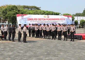 Jajaran Personel Polda Banten, gelar simulasi pengamanan Pilkada serentak 2024, Selasa (6/8/2024). (LUTHFI/SATELITNEWS.COM)