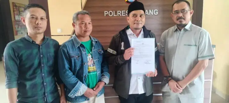 Jajaran pengurus DPC PKB Kabupaten Serang, tunjukkan bukti surat laporan kepolisian, Rabu (7/8/2024). (SIDIK/SATELITNEWS.COM)