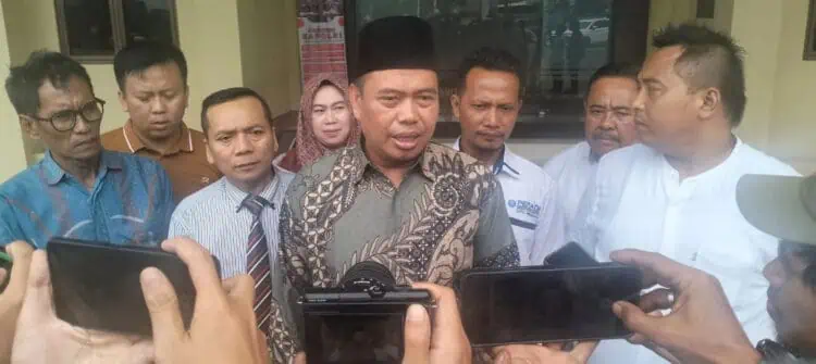 Sejumlah pengurus DPC PKB Pandeglang, menyampaikan keterangan kepada wartawan, usai menyampaikan laporan di Mapolres Pandeglang, Rabu (7/8/2024). (ADIB FAHRIE/SATELITNEWS.COM)
