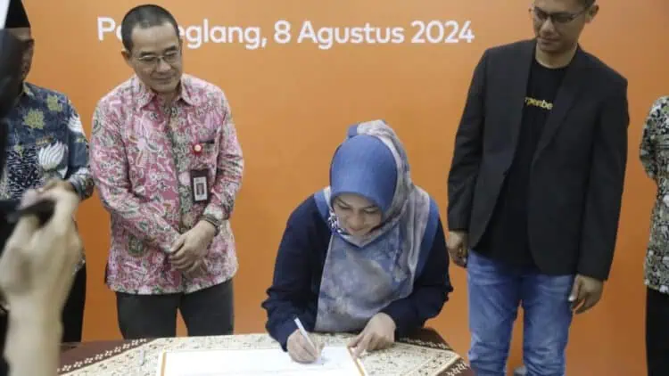 Bupati Pandeglang Irna Narulita, menandatangani berita acara kesepahaman, kemudahan pinjaman perbankan. (ADIB FAHRIE/SATELITNEWS.COM)