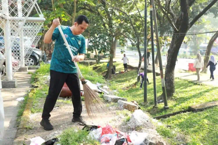 JUMSIH: Pj Bupati Tangerang Andi Ony memulai kegiatan Jumsih di sekitar Gedung Kantor Bupati Tangerang, kemudian dilanjutkan berjalan kaki ke arah Alun-Alun Tigaraksa, Jum'at (9/9/2024). (ISTIMEWA)