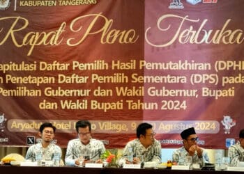 RAPAT PLENO DPS: Komisioner KPU Kabupaten Tangerang melakukan Rapat Pleno DPS di Hotel Aryaduta, Kecamatan Kelapa Dua, Sabtu (10/8). (ALFIAN/SATELITNEWS)
