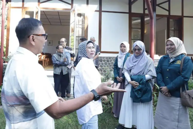 Bupati Serang Ratu Tatu Chasanah, berbincang dengan jajarannya. (SIDIK/SATELITNEWS.COM)