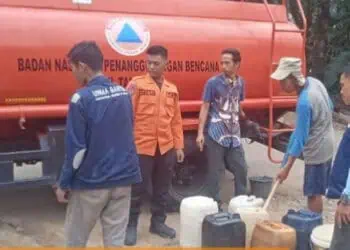 Petugas BPBDPK Kabupaten Pandeglang, mengirim bantuan air bersih. (ISTIMEWA)
