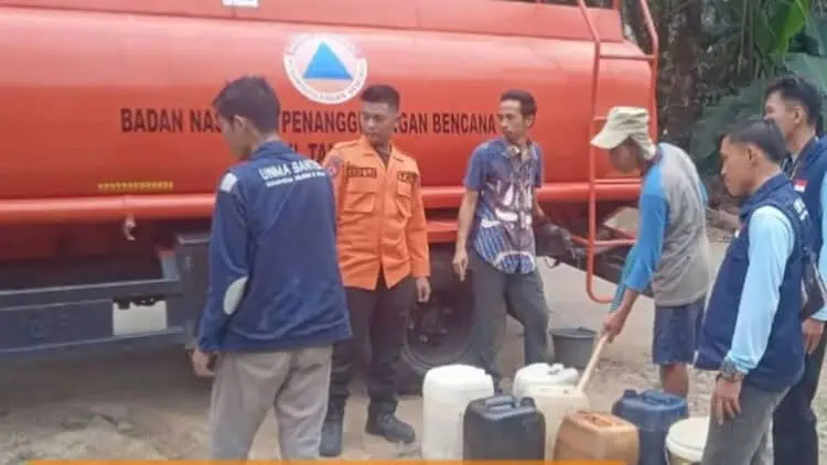 Petugas BPBDPK Kabupaten Pandeglang, mengirim bantuan air bersih. (ISTIMEWA)