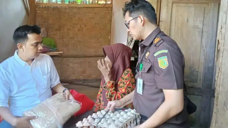 Kejari Pandeglang Beri Bantuan Janda Miskin di Kaduhejo