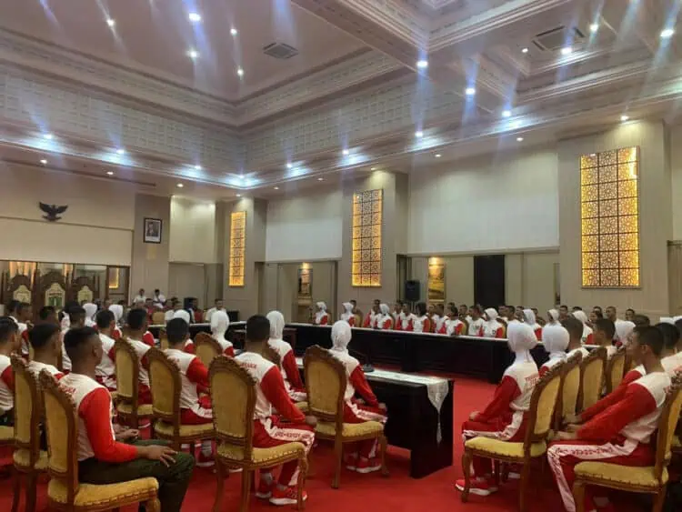 Prosesi penyerahan Duplikat Bendera Pusaka Merah Putih, oleh Pj Gubernur Banten Al Muktabar kepada Paskibra. (LUTHFI/SATELITNEWS.COM)