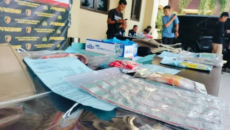 Barang bukti kasus dugaan pengedar narkoba, diamankan di Mapolres Pandeglang, Kamis (15/8/2024). (ADIB FAHRIE/SATELITNEWS.COM)