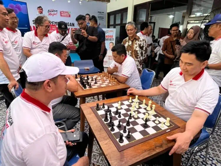 Andra - Dimyati, ikuti tarung catur persahabatan dengan warga Serang, Sabtu (17/9/2024). (ISTIMEWA)