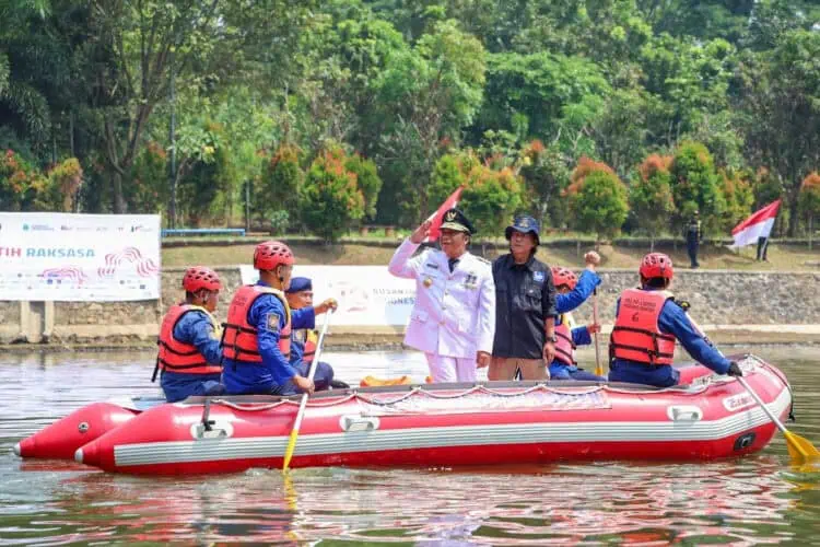Saksikan Pembentangan Bendera Merah Putih Raksasa, Al Muktabar Ajak Lestarikan Lingkungan