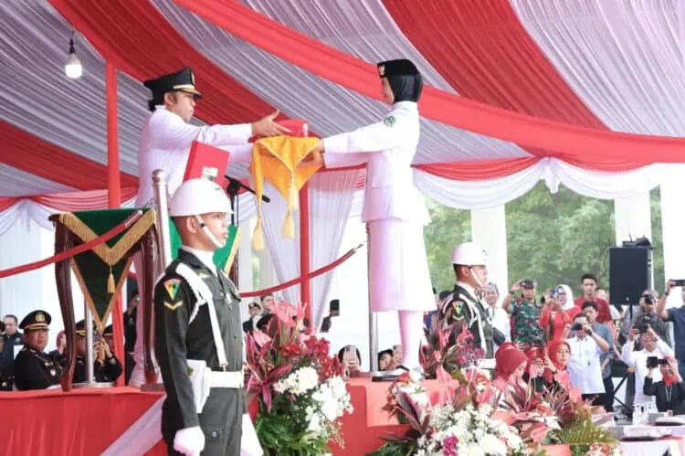 Pj Gubernur Banten Al Muktabar, serahkan bendera pusaka Merah Putih, kepada petugas Paskibra, Sabtu (17/8/2024). (LUTHFI/SATELITNEWS.COM)