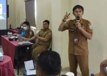 Jafung Perizinan DPMPTSP Pandeglang, Erik Daniswara, menyampaikan arahan terkait mengurus izin melalui Online Single Submission (OSS). (ISTIMEWA)