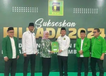 Diana Jayabaya menerima SK Rekomendasi dari Ketum DPP PPP. (ISTIMEWA)