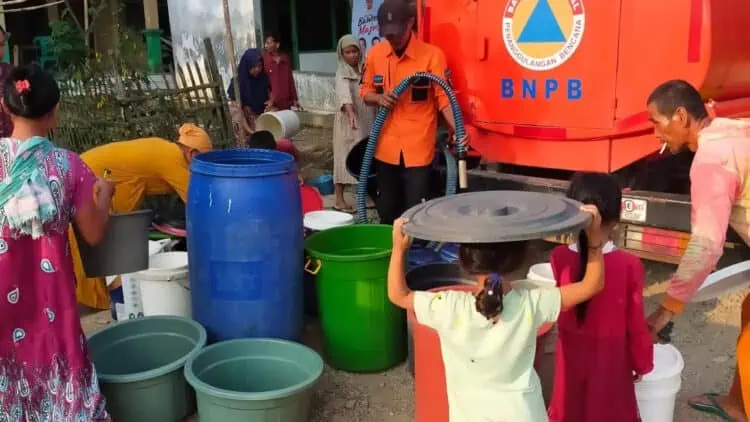 Petugas BPBDPK Kabupaten Pandeglang, salurkan air bersih ke masyarakat terdampak Krisis Air Bersih. (ISTIMEWA)