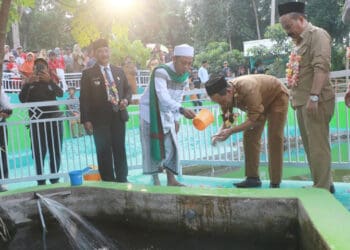 Para Kepala OPD Pemkab Serang, memanjatkan doa di Sumur Kramat di Desa Tambang Ayam. Saat ini, sumur tersebut menjadi objek wisata. (SIDIK/SATELITNEWS.COM)