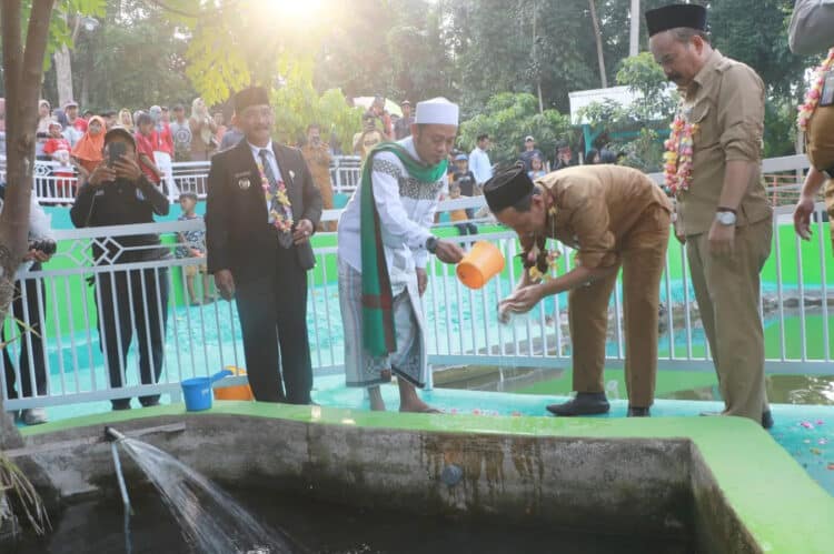 Para Kepala OPD Pemkab Serang, memanjatkan doa di Sumur Kramat di Desa Tambang Ayam. Saat ini, sumur tersebut menjadi objek wisata. (SIDIK/SATELITNEWS.COM)