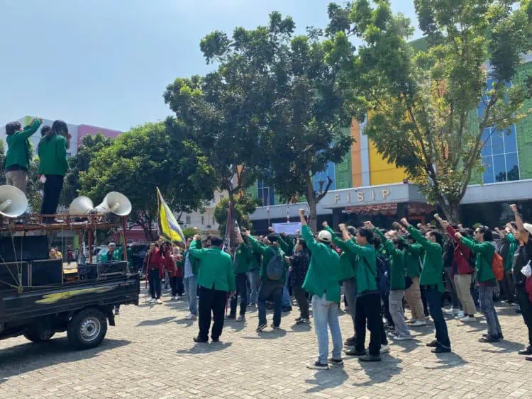 Ratusan Mahasiswa di Tangsel Konvoi ke DPR Ikut Unjuk Rasa