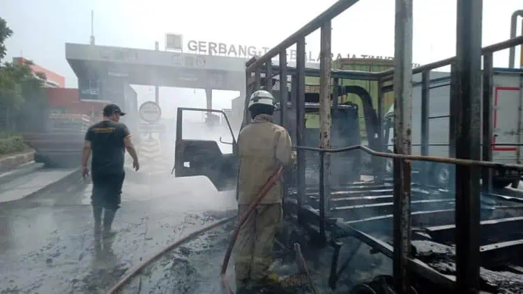 Diduga Overheat, Mobil Truk Ludes Terbakar