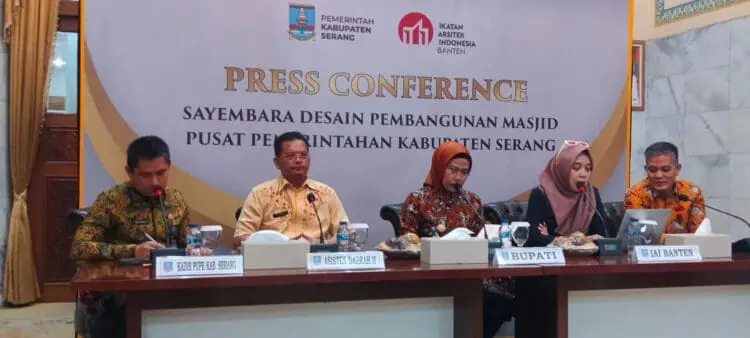 Bupati Serang Ratu Tatu Chasanah, didampingi oleh Kepala DPUPR Kabupaten Serang, Asda 2 dan Arsitek, menggelar konferensi pers sayembara desain masjid. (SIDIK/SATELITNEWS.COM)