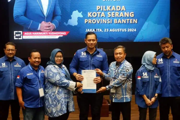 Demokrat Dukung Ria-Badri di Pilkada Kota Serang, AHY Serahkan Form B1KWK