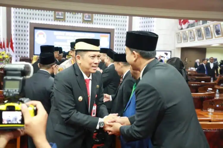 Penjabat Bupati Tangerang Andi Ony menyalami anggota DPRD yang dilantik, Jumat (23/8). (ALFIAN/SATELITNEWS)