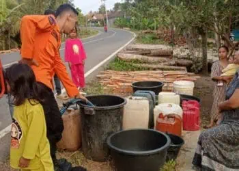 Dampak kekeringan meluas, petugas BPBDPK Kabupaten Pandeglang terus salurkan bantuan air bersih kepada masyarakat. (ISTIMEWA)
