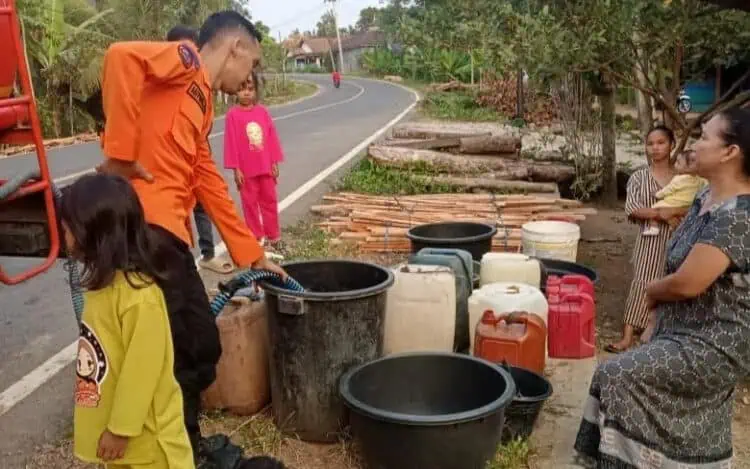 Dampak kekeringan meluas, petugas BPBDPK Kabupaten Pandeglang terus salurkan bantuan air bersih kepada masyarakat. (ISTIMEWA)