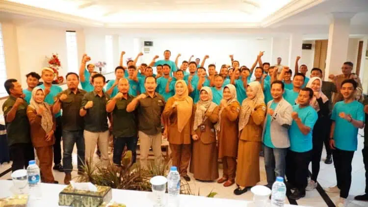 Anggota dan peserta pelatihan Balawista, berfoto bersama dengan Bupati Pandeglang Irna Narulita. (ISTIMEWA)