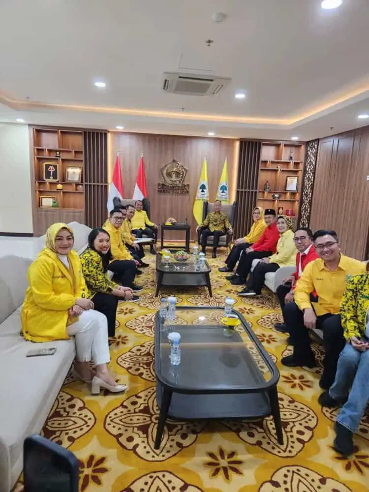 Bahlil Serahkan B1 KWK Untuk Airin-Ade