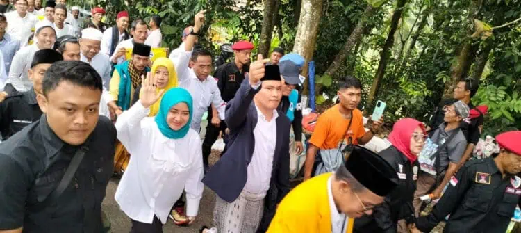 Pasangan Balon Bupati dan Wakil Bupati Pandeglang, Fitron - Diana, mendaftar ke KPU Kabupaten Pandeglang, Rabu (28/8/2024). (ADIB FAHRIE/SATELITNEWS.COM)
