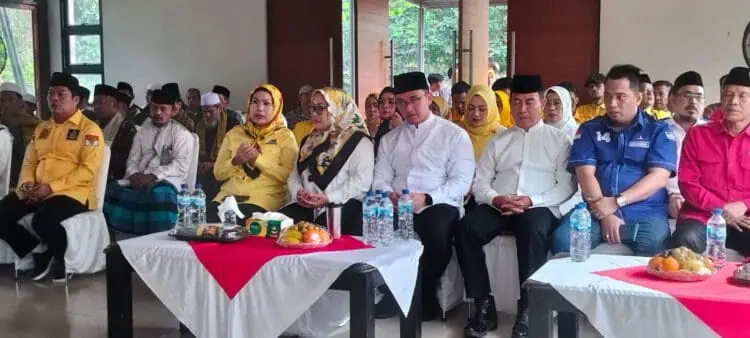 Andika - Nanang, didampingi pengurus Parpol Pengusung dan keluarga, berdoa sebelum mendaftar ke KPU Kabupaten Serang, Rabu (28/8/2024). (SIDIK/SATELITNEWS.COM)
