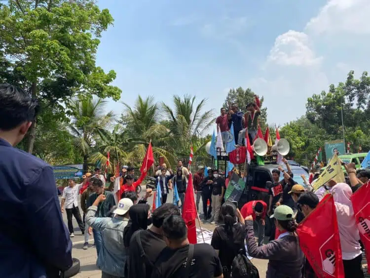 Anggota DPRD Tangsel Dilantik, Mahasiswa Gelar Unjuk Rasa