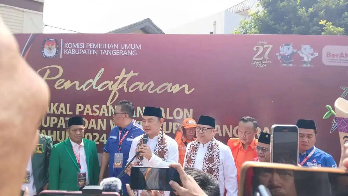Disemarakkan Arak-arakan, Mad Romli-Irvansyah dan Maesal-Intan Resmi Mendaftar Disemarakkan Arak-arakan, Mad Romli-Irvansyah dan Maesal-Intan Resmi Mendaftar