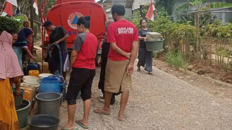 Warga Bungur Copong Pandeglang Dapat Bantuan Air Bersih