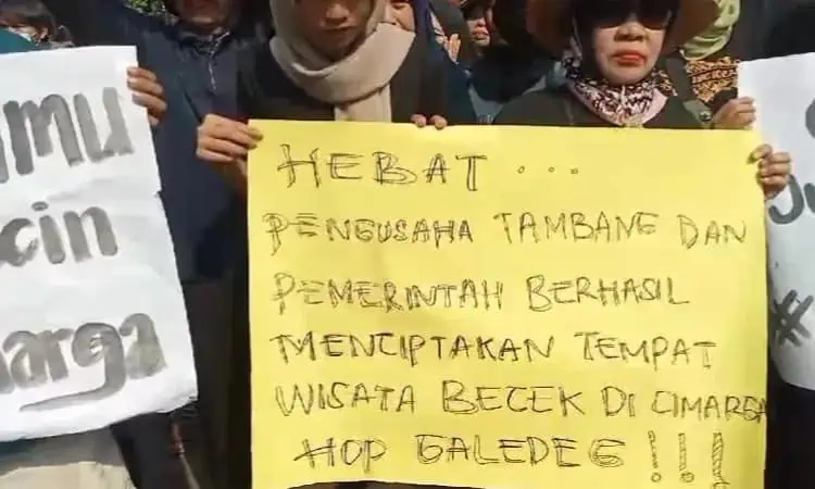 Masyarakat Lebak Gelar Demo Protes Kerusakan Jalan Akibat Aktivitas Kendaraan Pengangkut Pasir