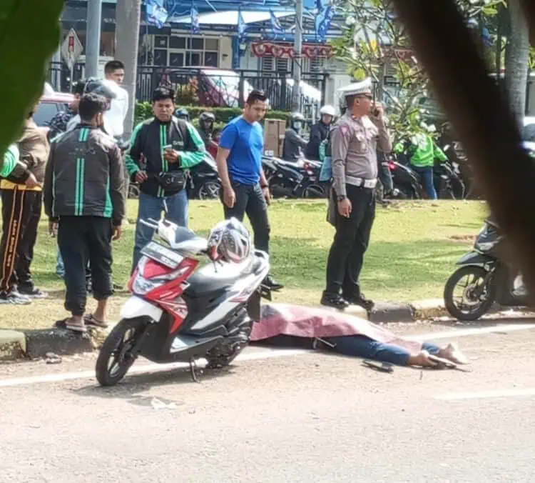 Jenazah pria yang diduga begal terkapar di pinggir jalan. (EKO SETIAWAN/SATELITNEWS)