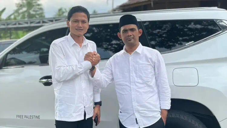 Balon Wabup Pandeglang Iing Andri Supriadi (kiri), berfoto bersama Jubir, Tb Nuruzaman (kanan). (ISTIMEWA)
