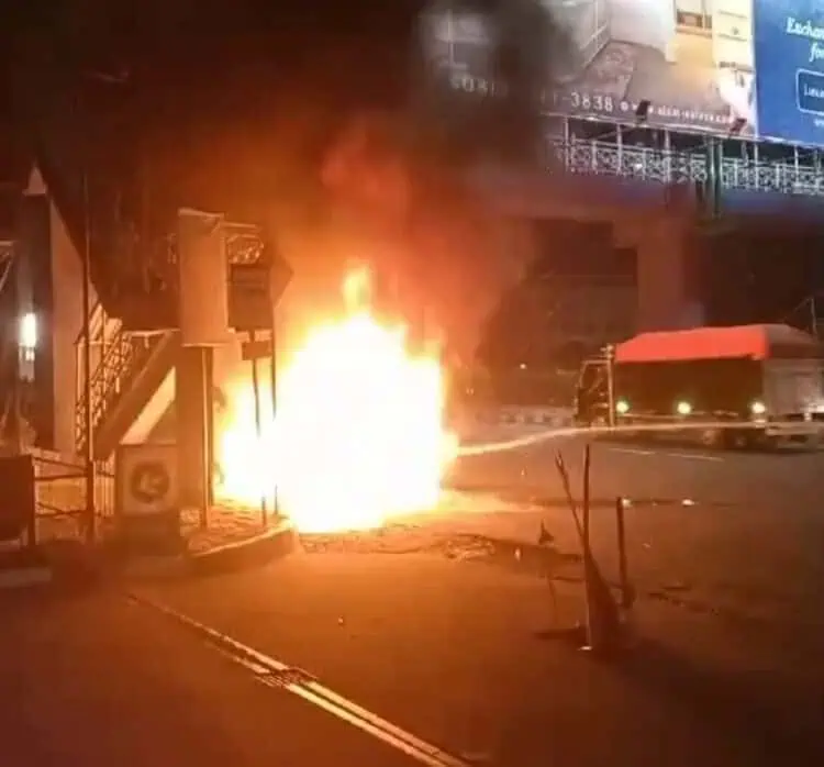 Mesin Overheat Dipaksakan Jalan, Mobil Mewah Ludes Terbakar di Serpong