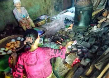Nenek Kanilah, Si Pembuat Kue Serabi Yang Bertahan Sejak 72 Tahun Silam