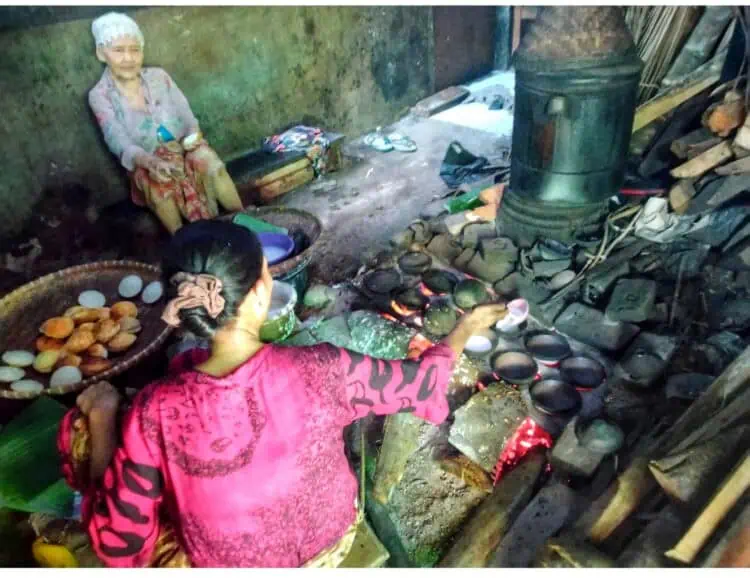 Nenek Kanilah, Si Pembuat Kue Serabi Yang Bertahan Sejak 72 Tahun Silam