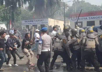 Massa "Bentrok" dengan Petugas di Taman Elektrik Kota Tangerang