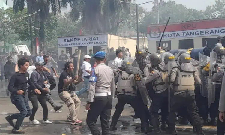 Massa "Bentrok" dengan Petugas di Taman Elektrik Kota Tangerang