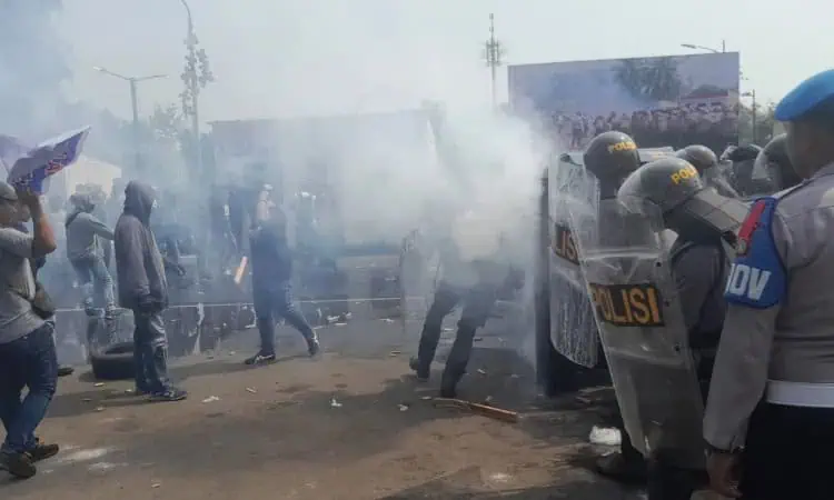Massa "Bentrok" dengan Petugas di Taman Elektrik Kota Tangerang Massa "Bentrok" dengan Petugas di Taman Elektrik Kota Tangerang