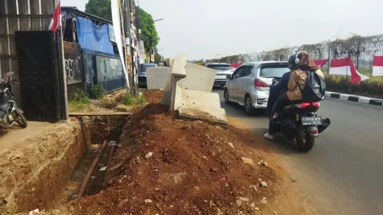 Tak Kunjung Selesai, Proyek Drainase di Jalan Pondok Cabe Raya Dikeluhkan Warga