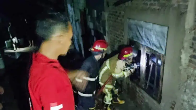 Petugas Damkar BPBDPK Kabupaten Pandeglang, sedang memadamkan kobaran api yang membakar pabrik tahu, di Kecamatan Saketi, Kabupaten Pandeglang. (ISTIMEWA)