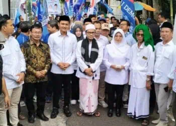 Pasangan Balon Bupati dan Wakil Bupati Pandeglang, Dewi - Iing, didampingi Pengurus Parpol Koalisi pengusung, ulama dan tim pemenangan, berorasi di hadapan massa pendukungnya, setelah daftar ke KPU Pandeglang, Rabu (28/8/2024). (ADIB FAHRIE/SATELITNEWS.COM)