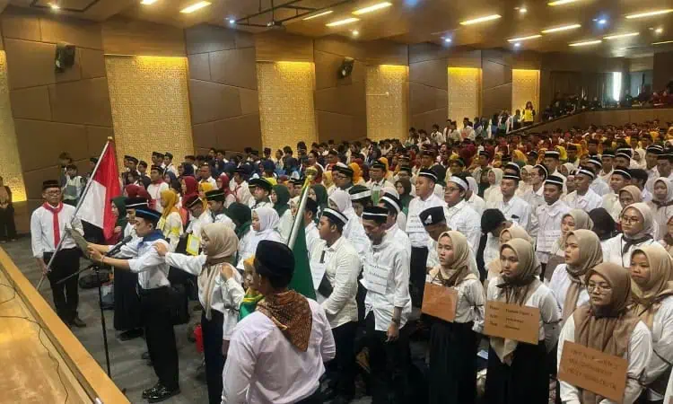 JANJi MAHASISWA: Para mahasiswa UNIS Tangerang menyampaikan janji. ISTIMEWA
