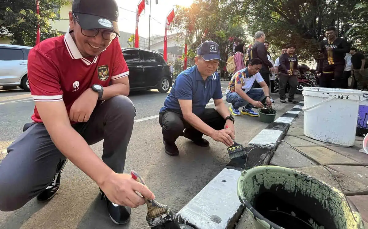 Pegawai Pemkot Tangerang Bagi-Bagi Bendera dan Mengecat Kanstin Pegawai Pemkot Tangerang Bagi-Bagi Bendera dan Mengecat Kanstin