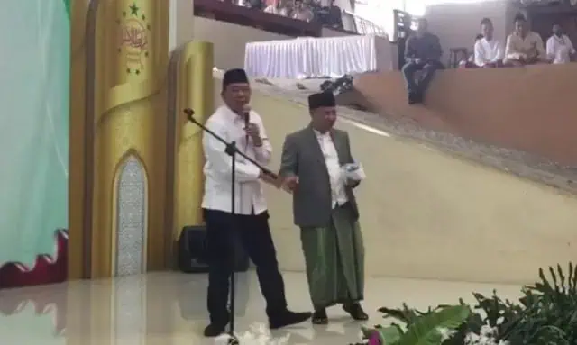 Heboh, Mulyadi Jayabaya Bagi-bagi Uang Total Rp 25 Juta ke Kiai