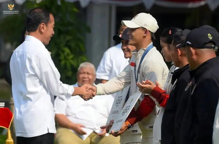 Jokowi Serahkan Bonus Peraih Medali Olimpiade Paris 2024